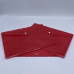 پوشه دکمهدار سمند مدل SA136M رنگ قرمز مناسب برای نگهداری مدارک و برگههای A4